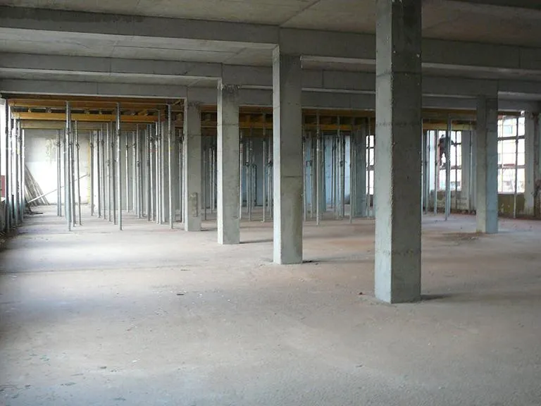 Wnętrze hali w trakcie budowy